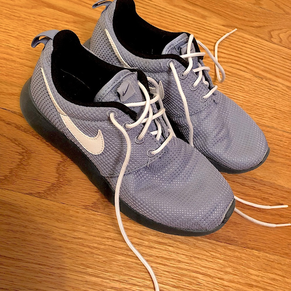 Super cute EUC Nike Roshe Sneakers!